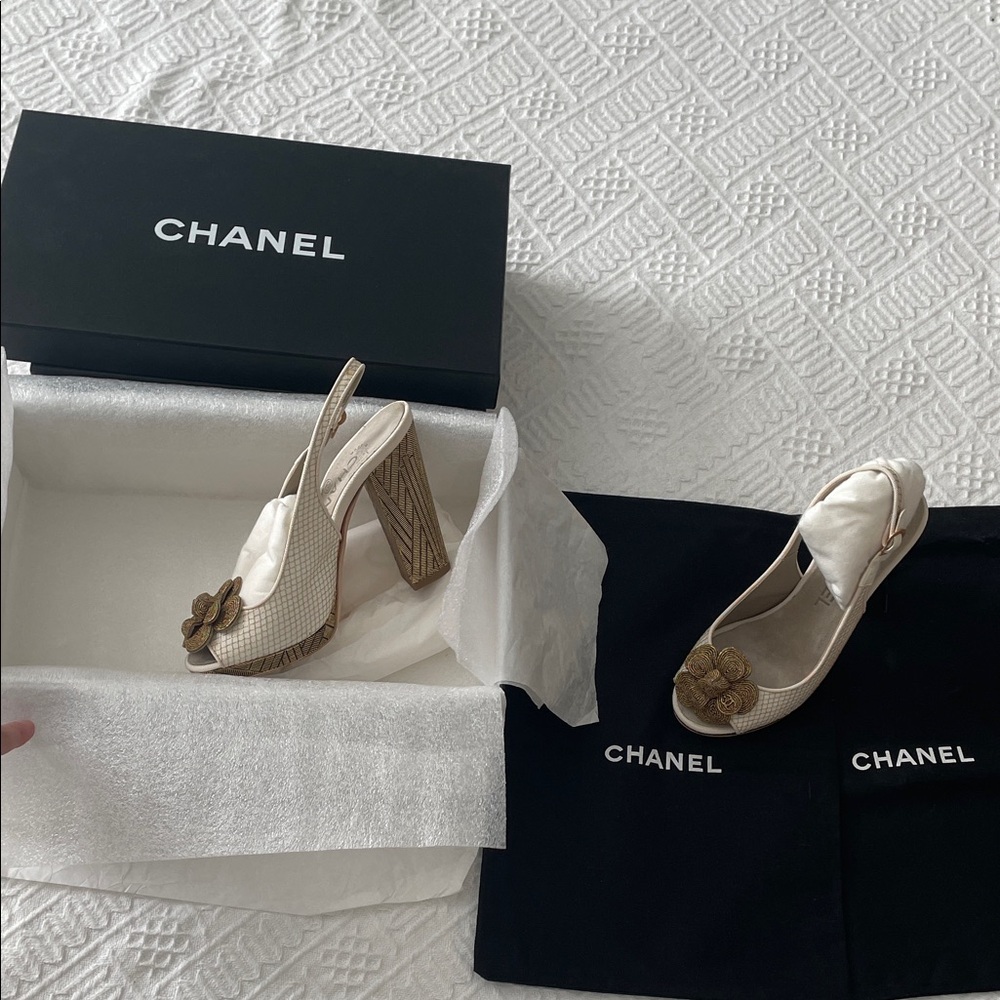 CHANEL Camellia Heels Sandals Slingback size 35 / 5 B gold white flower - Picture 3 of 17